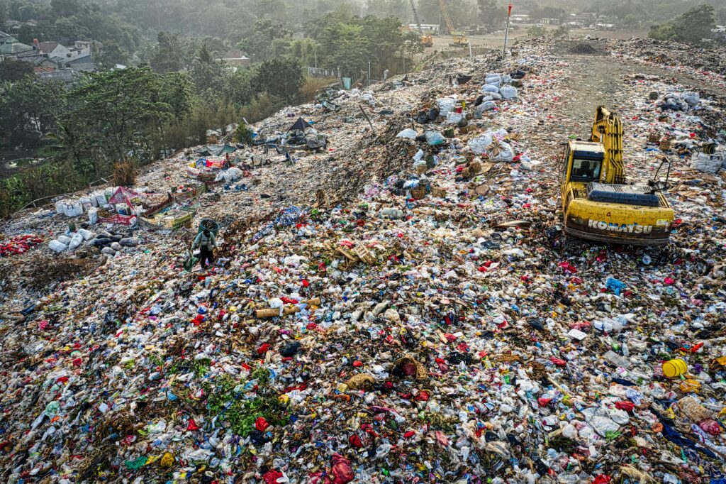 pexels-photo-3186574-3186574 Aerial shot of a waste landfill in South Tangerang, showcasing pollution issues.